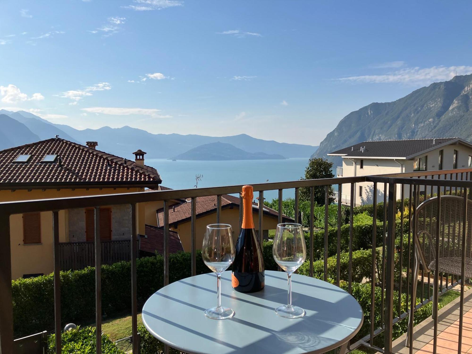 Happy Guest Apartments - Lake View And Pool Riva di Solto Zewnętrze zdjęcie