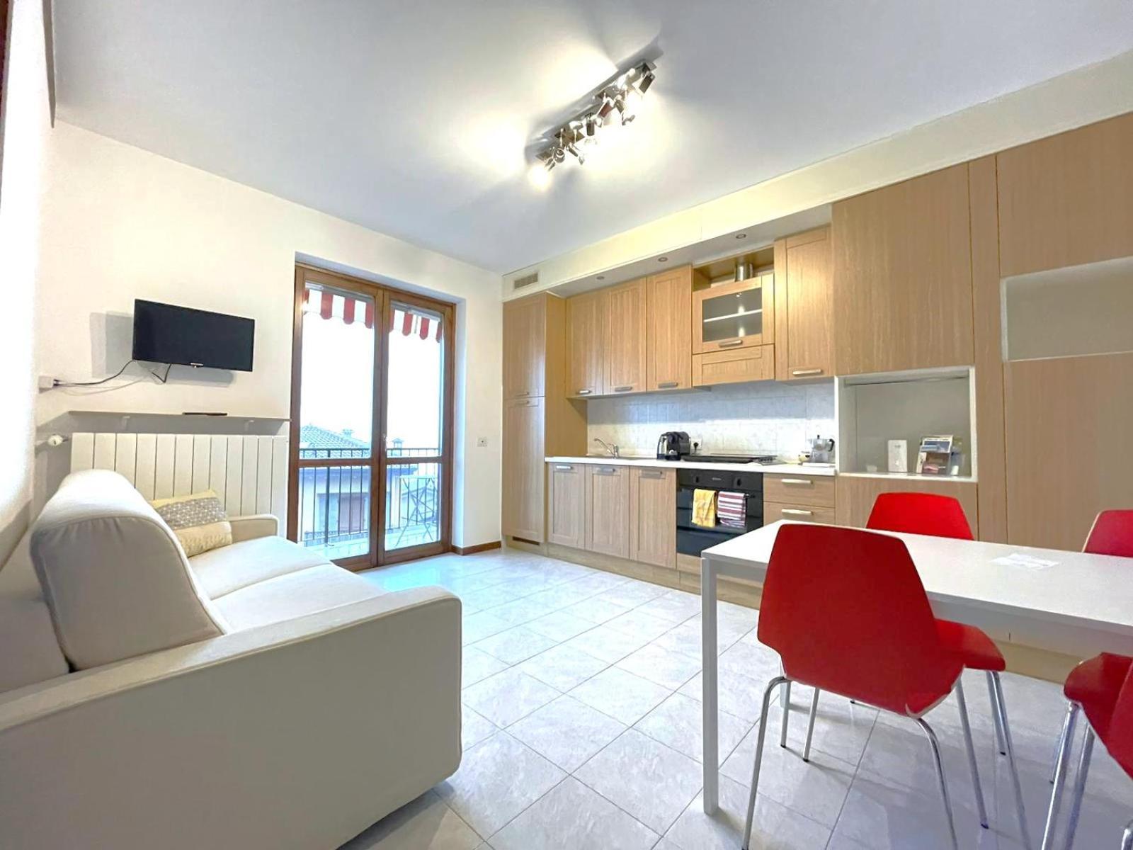 Happy Guest Apartments - Lake View And Pool Riva di Solto Zewnętrze zdjęcie