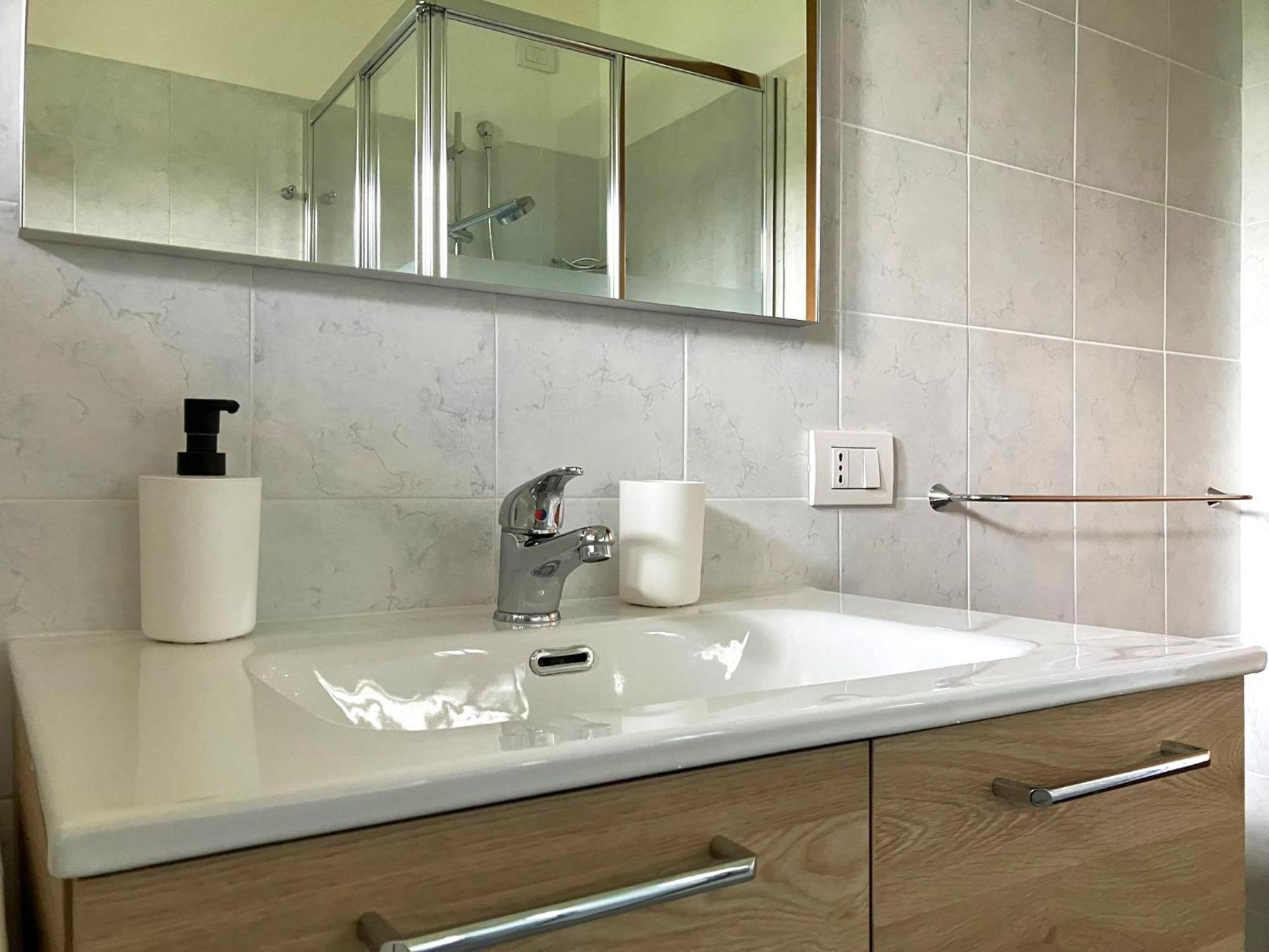 Happy Guest Apartments - Lake View And Pool Riva di Solto Zewnętrze zdjęcie